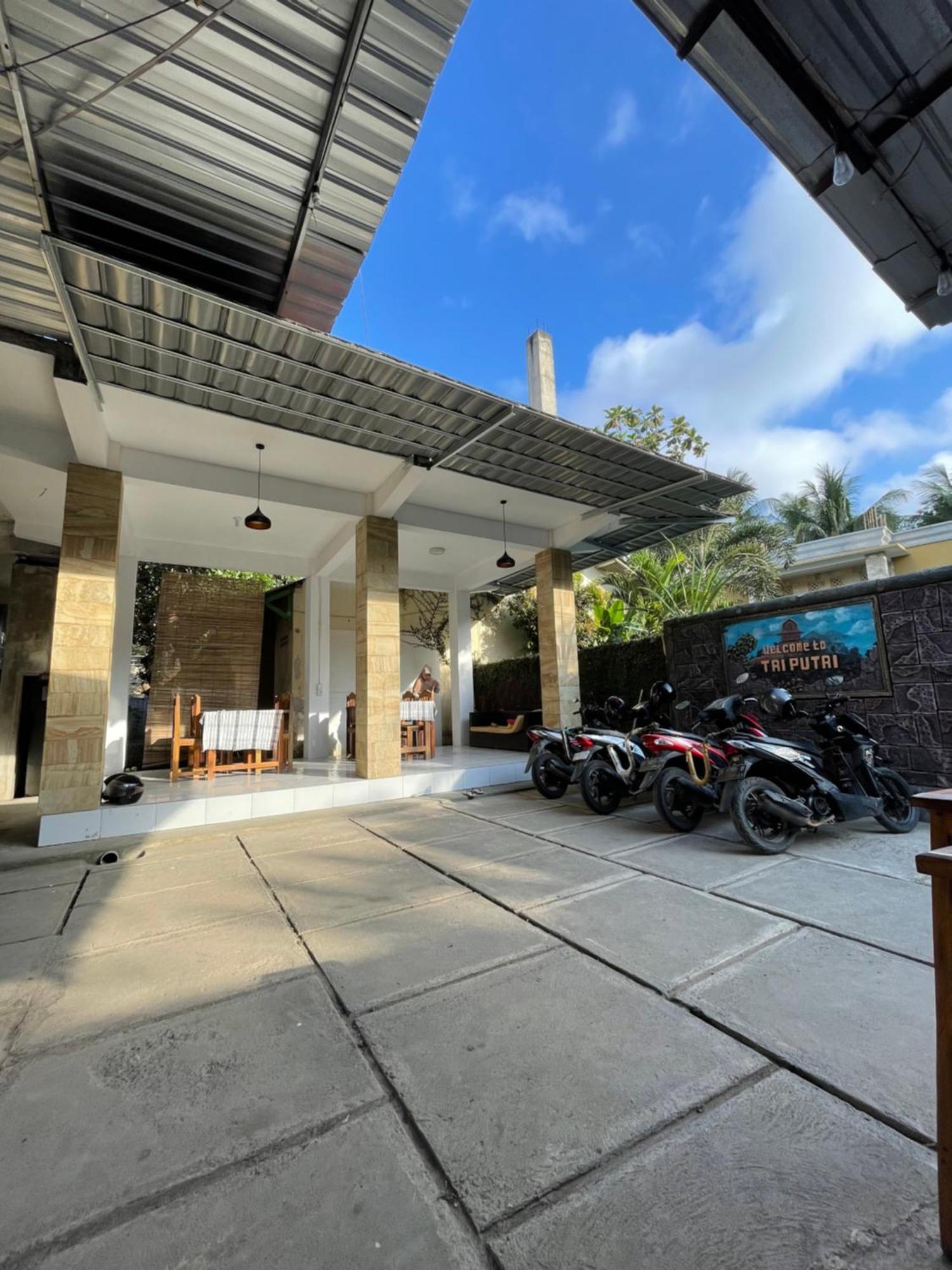Tri Putri Homestay Kuta  Экстерьер фото